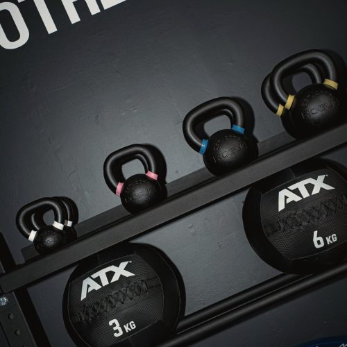 Alignement de kettlebells utilisés pour les programmes de force et l'expertise JUX Coaching.