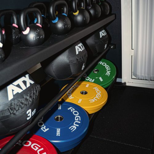 Rangement des poids de musculation dans la salle privée JUX Coaching à Saint-Jean-de-Luz.