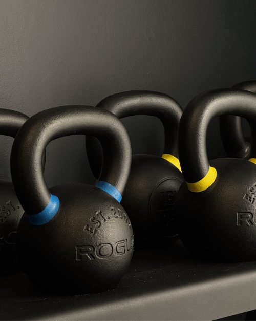 Gros plan sur des kettlebells de compétition pour la préparation physique.